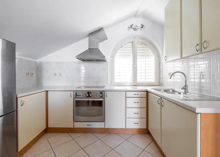 Center Of Макарська